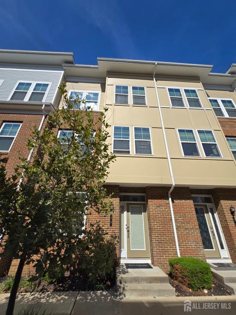 Townhouse For Sale - 10 Bond Street<br/> North Brunswick, NJ 08902