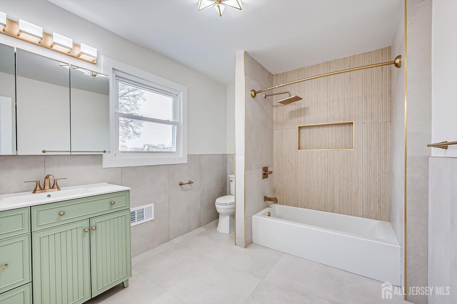 Woodbridge Proper, New Jersey 07095, United States, 3 Bedrooms Bedrooms, ,2 BathroomsBathrooms,Residential,Active,253173