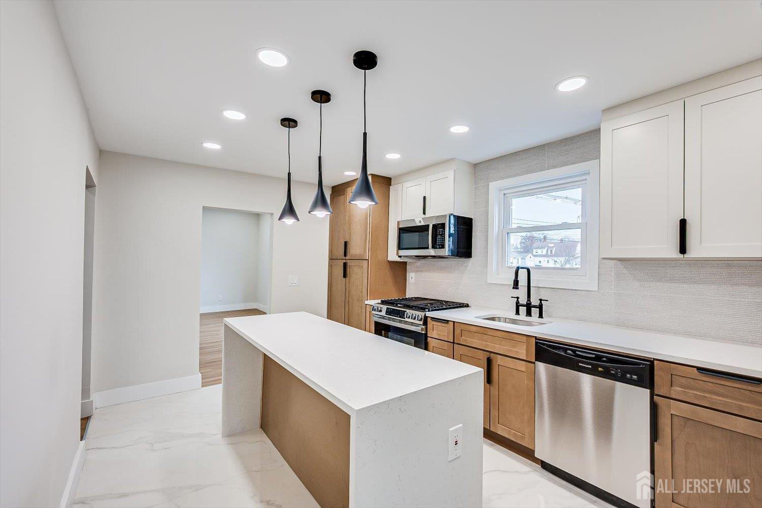 Woodbridge Proper, New Jersey 07095, United States, 3 Bedrooms Bedrooms, ,2 BathroomsBathrooms,Residential,Active,253173