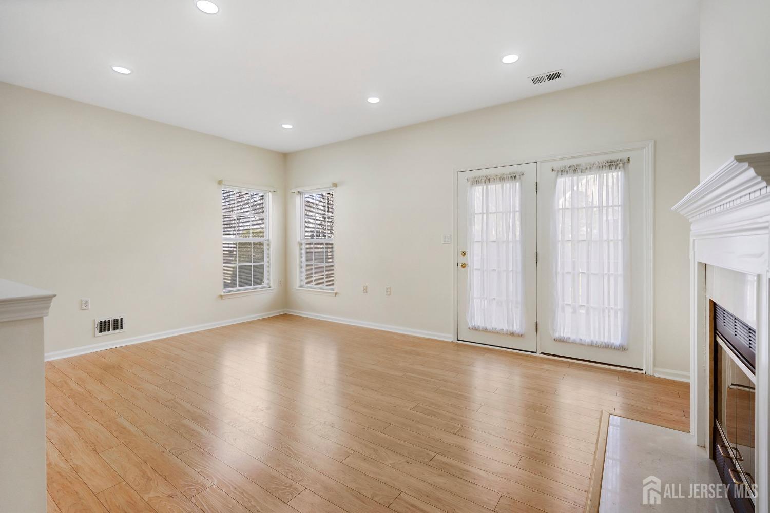 West Windsor, New Jersey 08550, United States, 2 Bedrooms Bedrooms, ,2 BathroomsBathrooms,Residential,Pending,7171