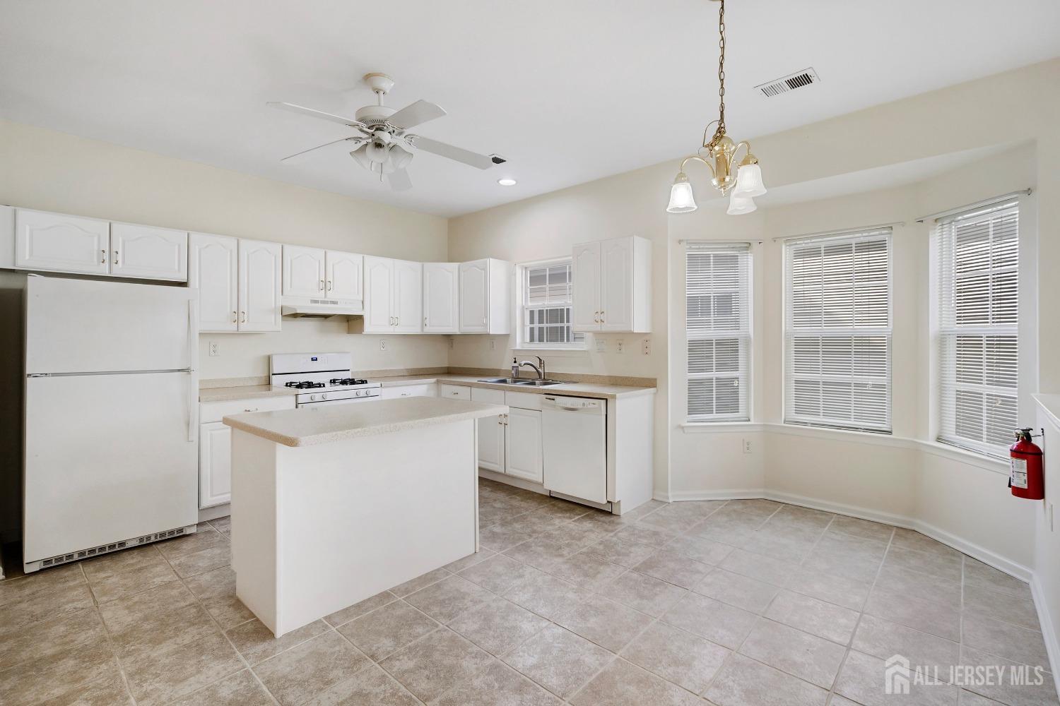 West Windsor, New Jersey 08550, United States, 2 Bedrooms Bedrooms, ,2 BathroomsBathrooms,Residential,Pending,7171