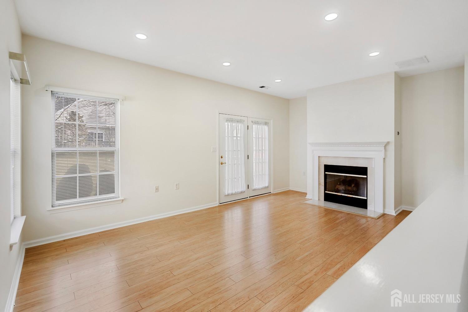 West Windsor, New Jersey 08550, United States, 2 Bedrooms Bedrooms, ,2 BathroomsBathrooms,Residential,Pending,7171