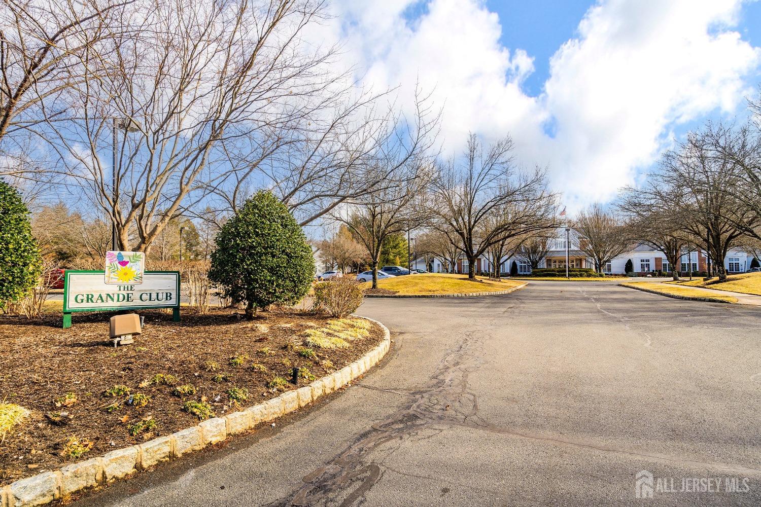 West Windsor, New Jersey 08550, United States, 2 Bedrooms Bedrooms, ,2 BathroomsBathrooms,Residential,Pending,7171