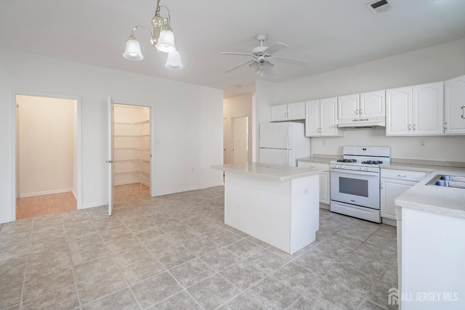 West Windsor, New Jersey 08550, United States, 2 Bedrooms Bedrooms, ,2 BathroomsBathrooms,Residential,Pending,7171