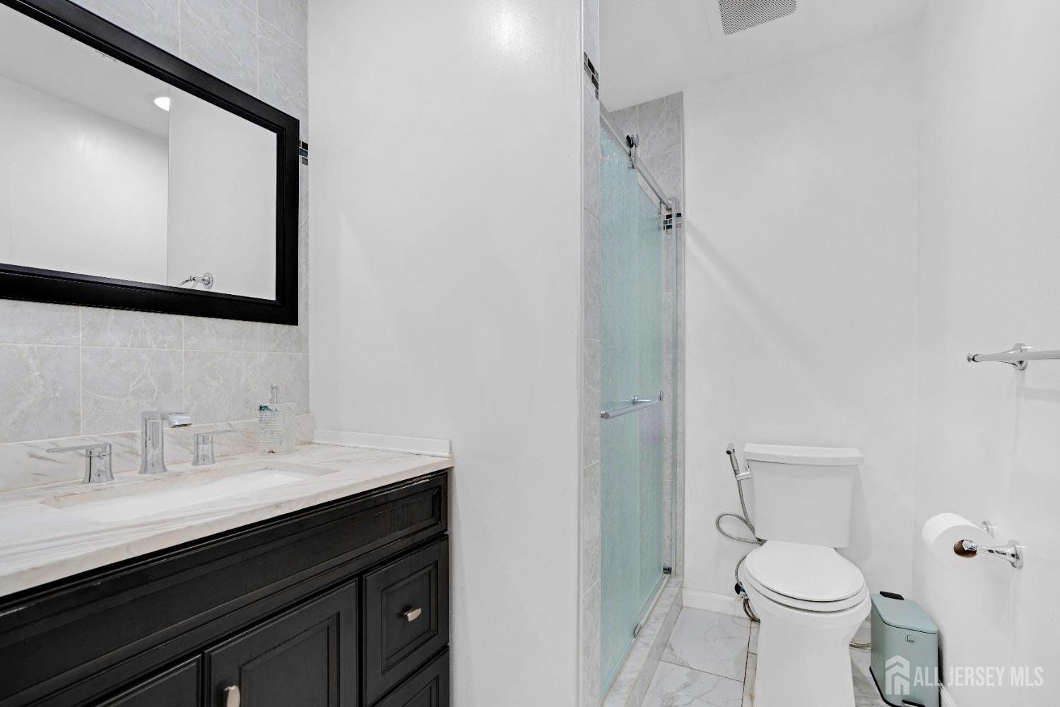 124 Woodbury Road, Edison, New Jersey image 19