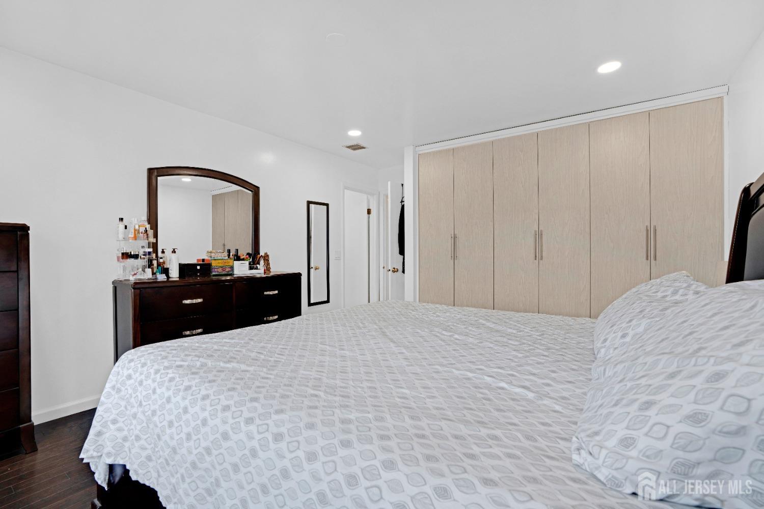 124 Woodbury Road, Edison, New Jersey image 18