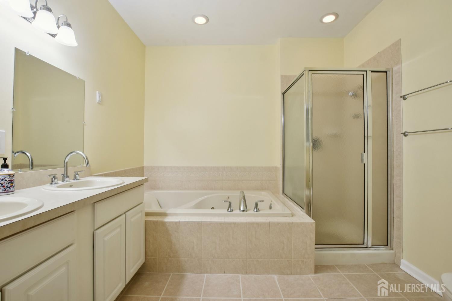 90 Forest Drive, Piscataway, New Jersey image 16