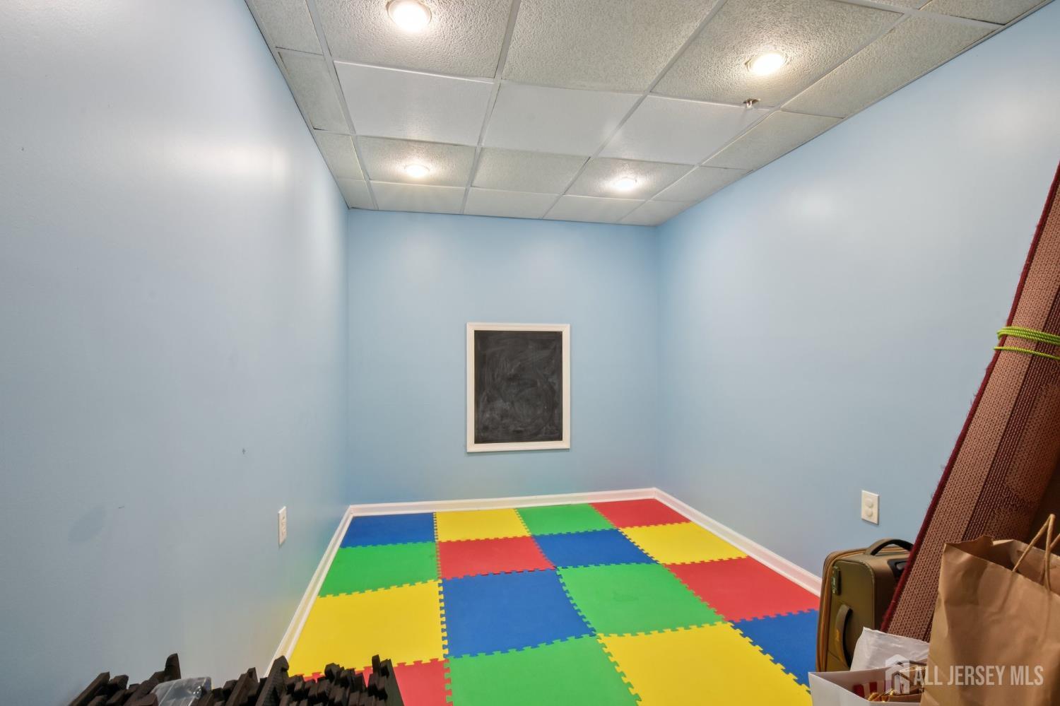 90 Forest Drive, Piscataway, New Jersey image 32