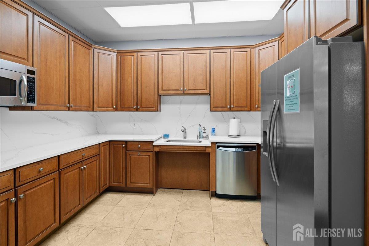 South Brunswick, New Jersey 08824, United States, 3 Bedrooms Bedrooms, ,3 BathroomsBathrooms,Residential,Pending,164892