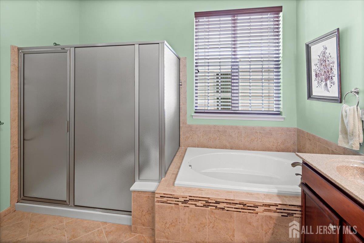 South Brunswick, New Jersey 08824, United States, 3 Bedrooms Bedrooms, ,3 BathroomsBathrooms,Residential,Pending,164892