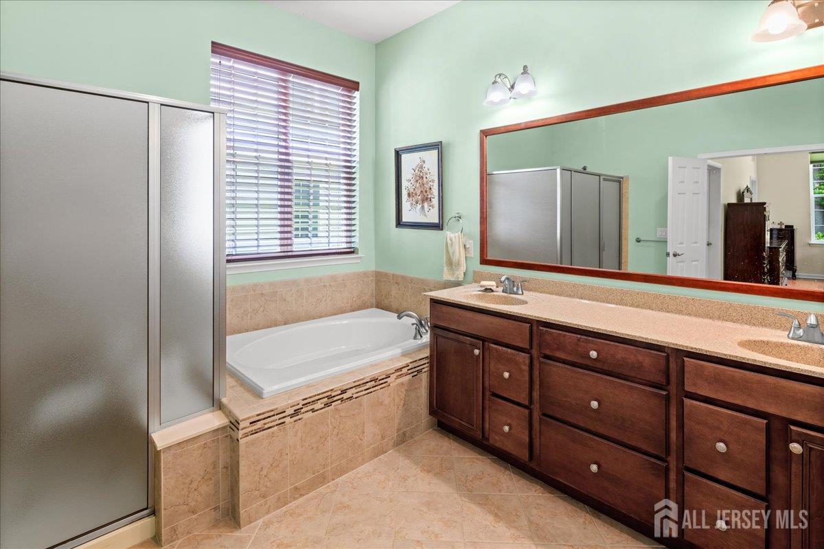 South Brunswick, New Jersey 08824, United States, 3 Bedrooms Bedrooms, ,3 BathroomsBathrooms,Residential,Pending,164892