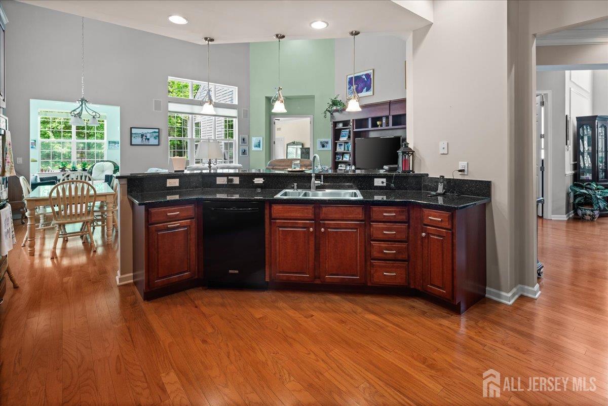 South Brunswick, New Jersey 08824, United States, 3 Bedrooms Bedrooms, ,3 BathroomsBathrooms,Residential,Pending,164892