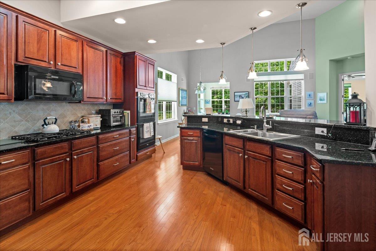 South Brunswick, New Jersey 08824, United States, 3 Bedrooms Bedrooms, ,3 BathroomsBathrooms,Residential,Pending,164892