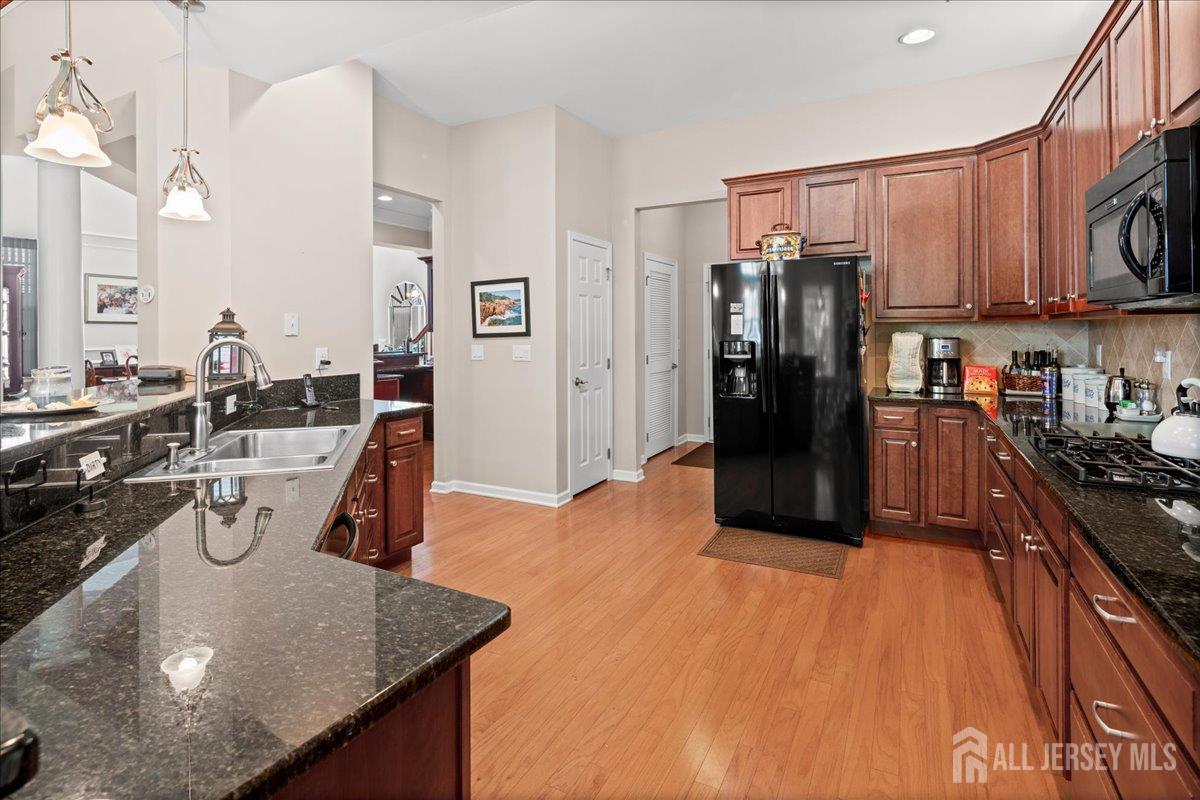 South Brunswick, New Jersey 08824, United States, 3 Bedrooms Bedrooms, ,3 BathroomsBathrooms,Residential,Pending,164892