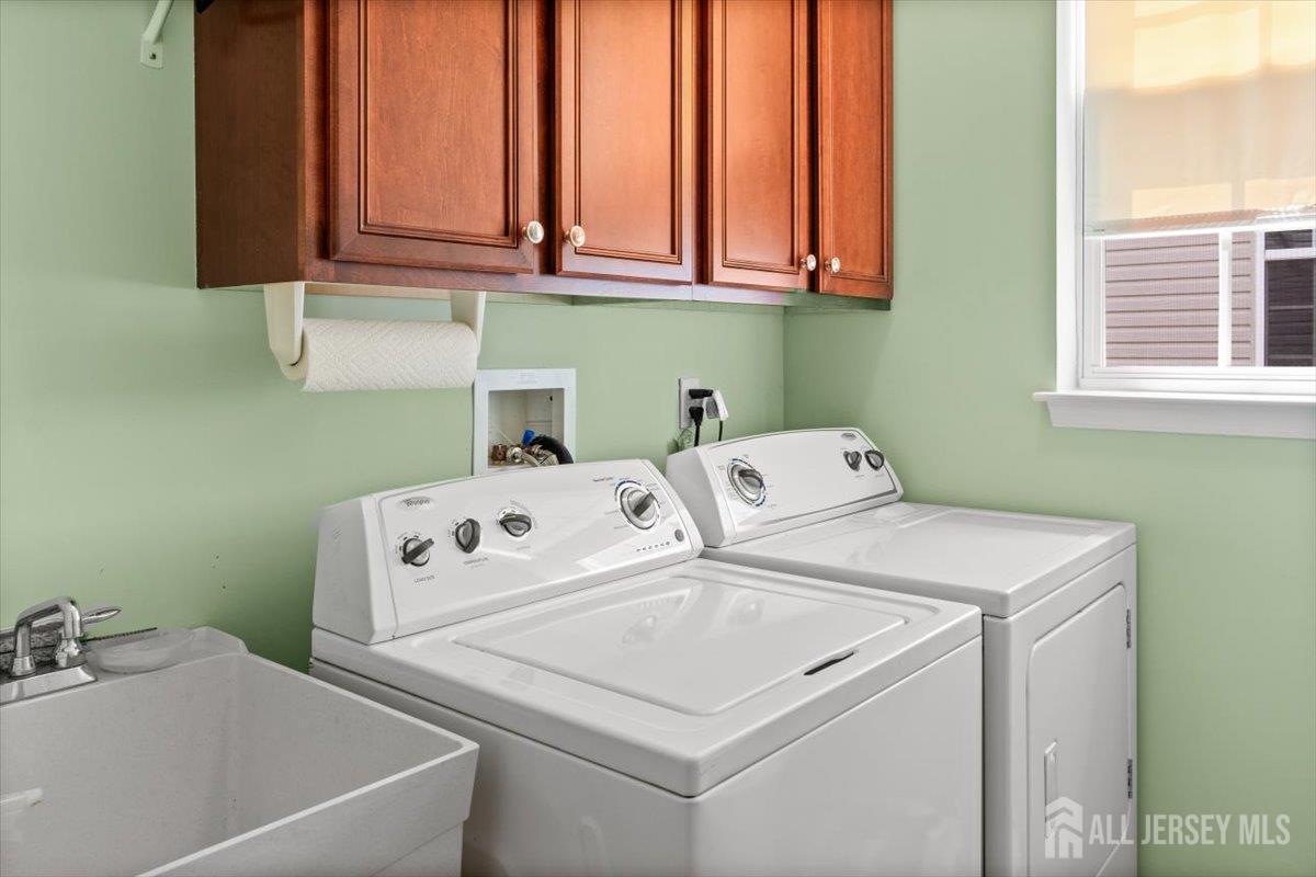 South Brunswick, New Jersey 08824, United States, 3 Bedrooms Bedrooms, ,3 BathroomsBathrooms,Residential,Pending,164892