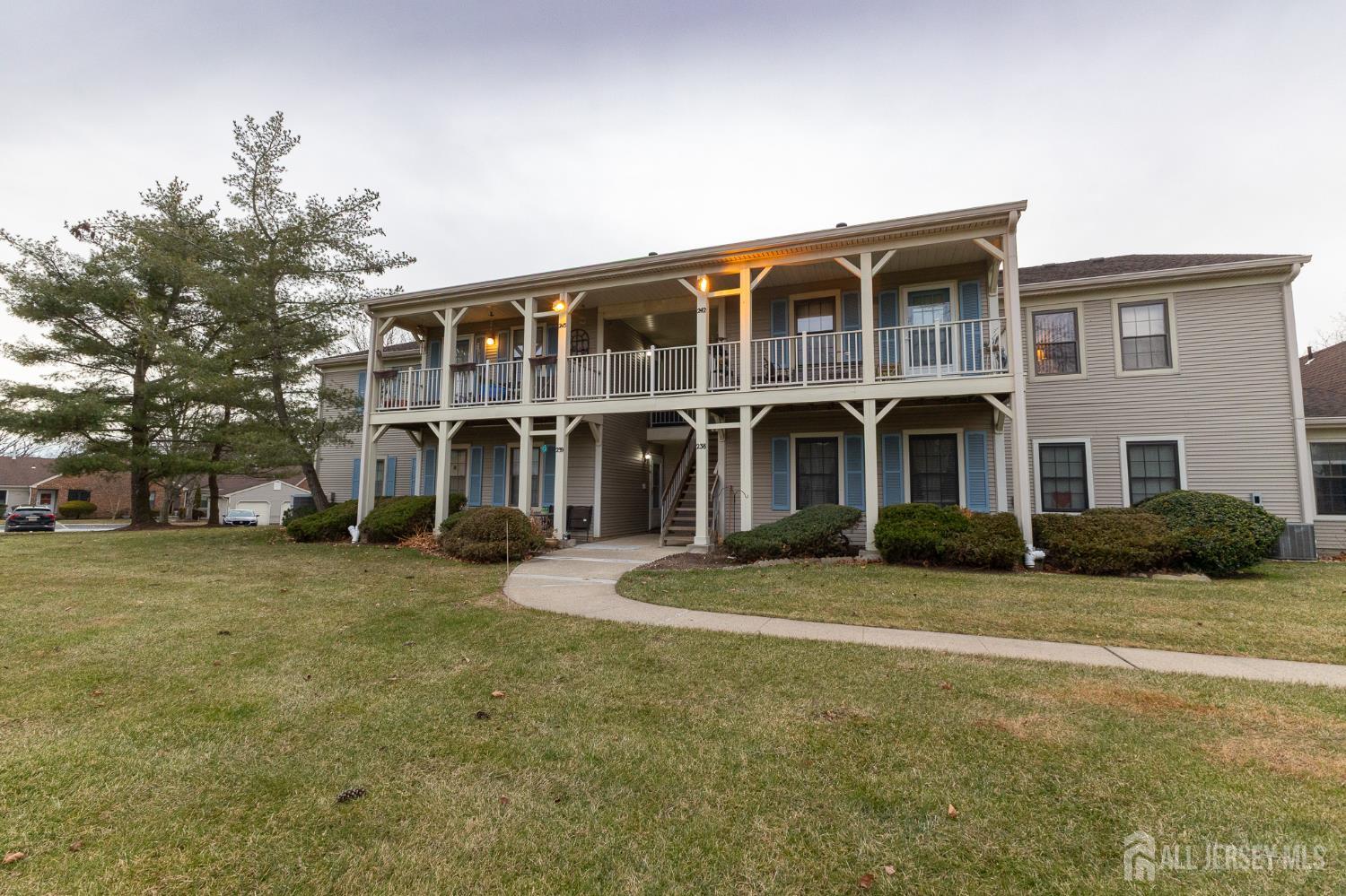 243 Wycoff Way W