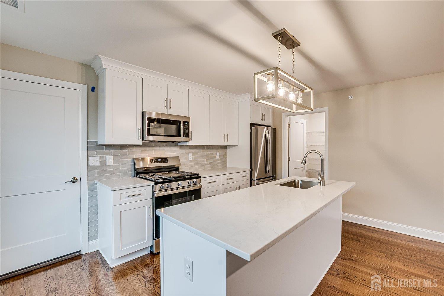 South Plainfield, New Jersey 07080, United States, 2 Bedrooms Bedrooms, ,2 BathroomsBathrooms,Residential,Active,243122