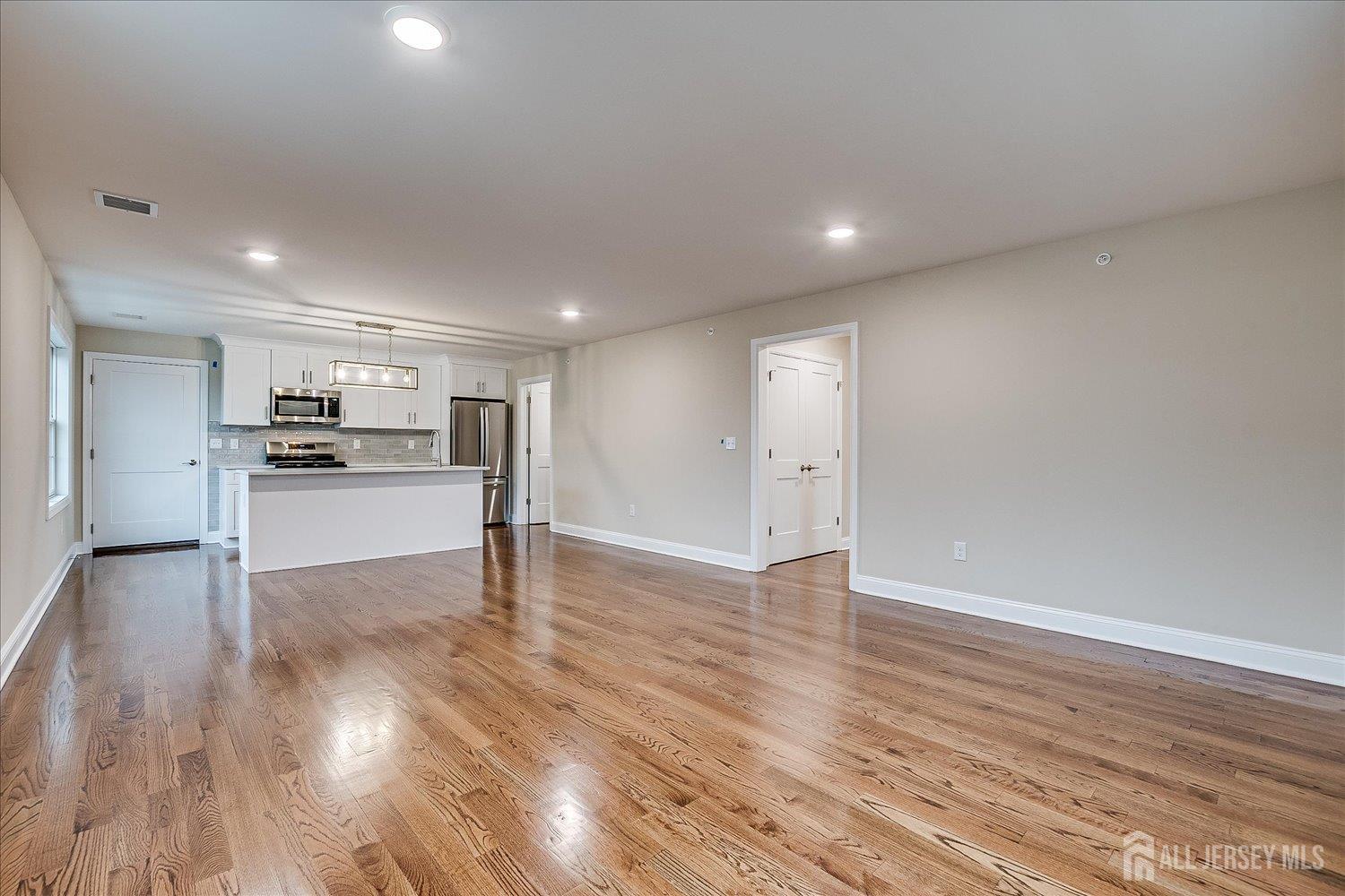 South Plainfield, New Jersey 07080, United States, 2 Bedrooms Bedrooms, ,2 BathroomsBathrooms,Residential,Active,243122