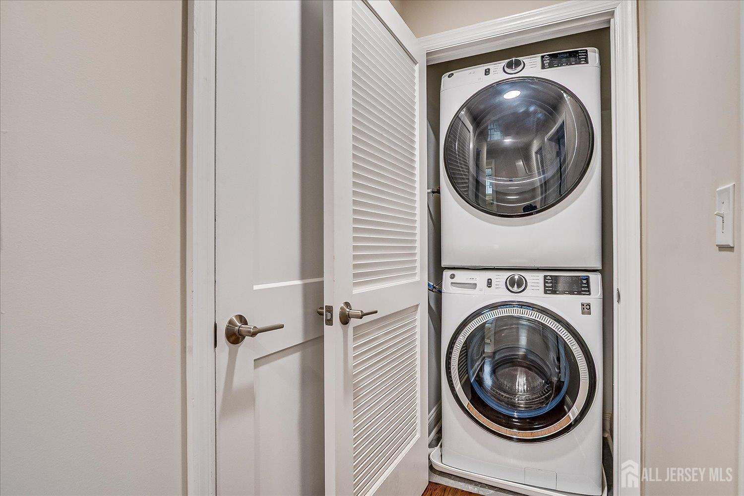 South Plainfield, New Jersey 07080, United States, 2 Bedrooms Bedrooms, ,2 BathroomsBathrooms,Residential,Active,243122