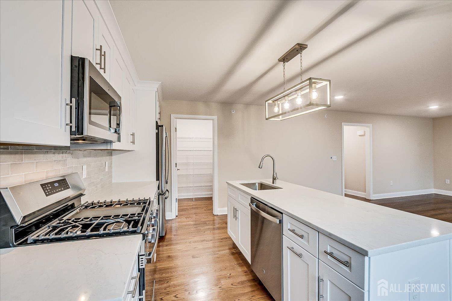 South Plainfield, New Jersey 07080, United States, 2 Bedrooms Bedrooms, ,2 BathroomsBathrooms,Residential,Active,243122