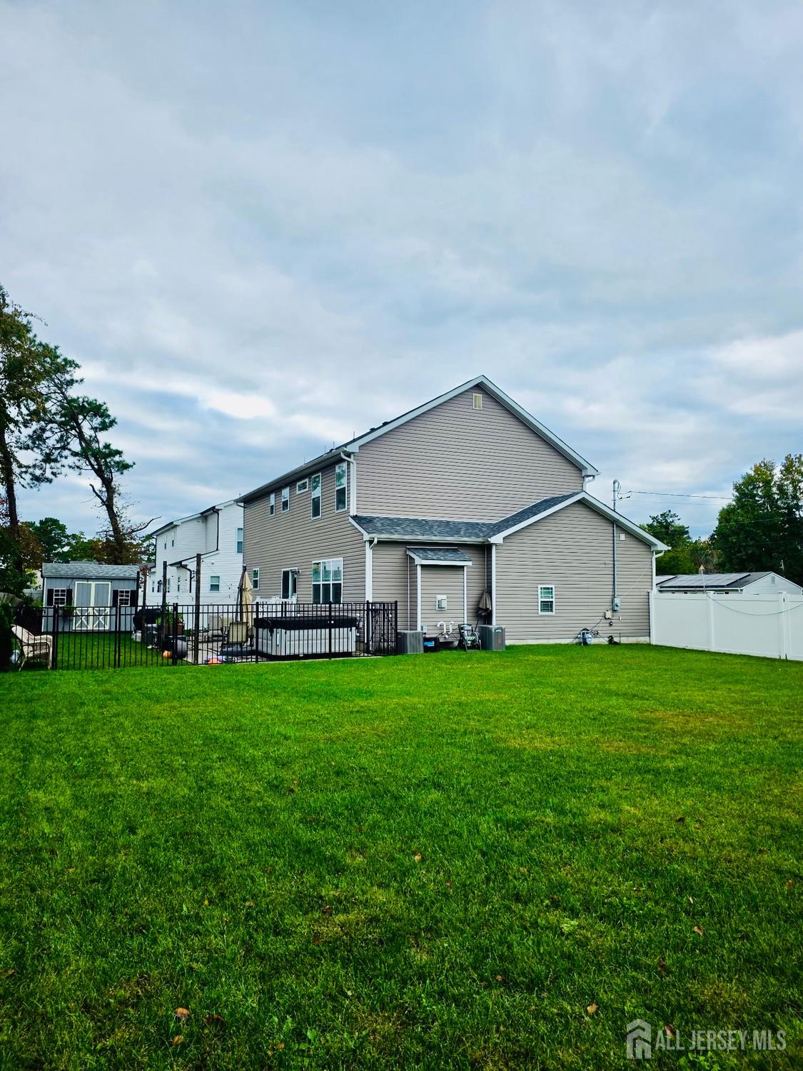 1124 Monmouth Avenue - Photo 3