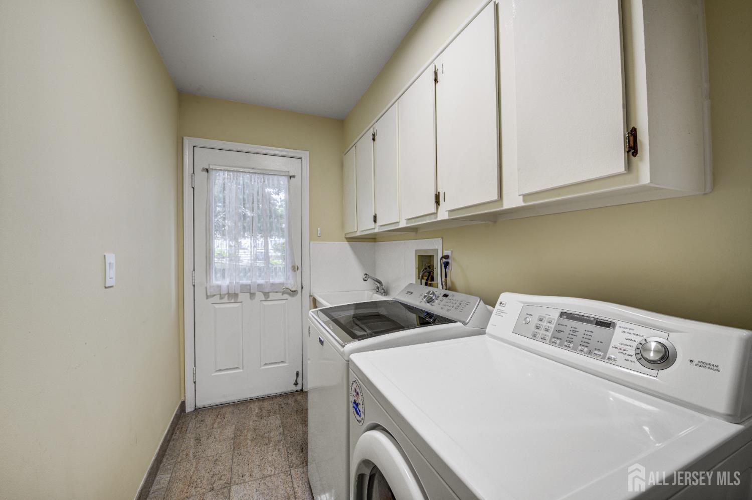 Plainsboro, New Jersey, 08536, United States, 5 Bedrooms Bedrooms, ,3 BathroomsBathrooms,Residential,Active,2036014