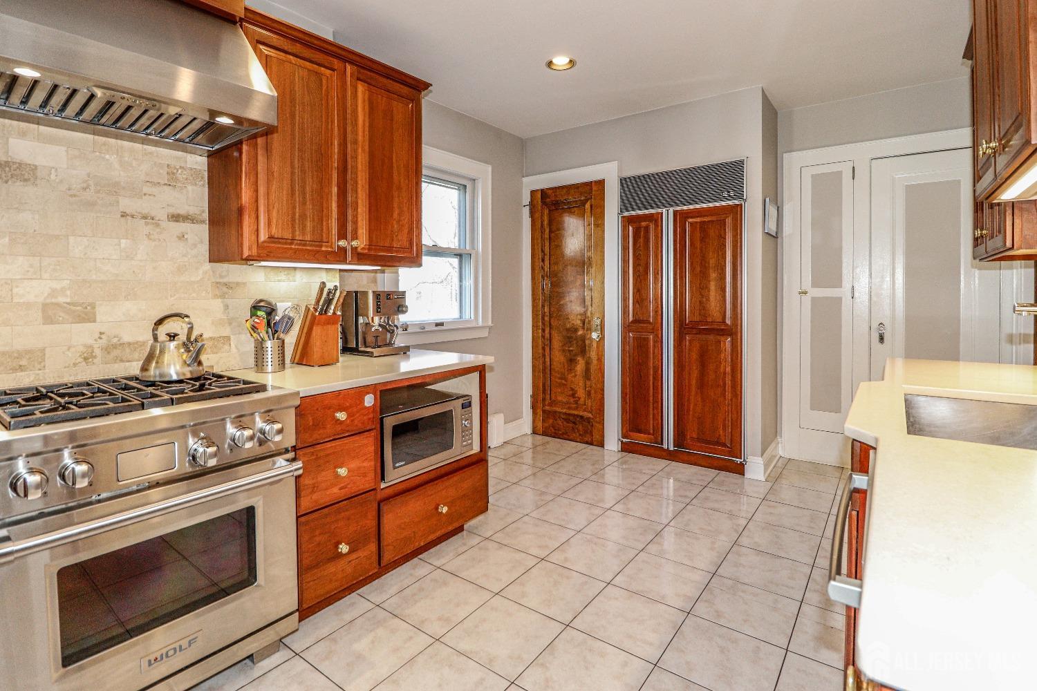 39 Clarendon Court, Metuchen, New Jersey image 15
