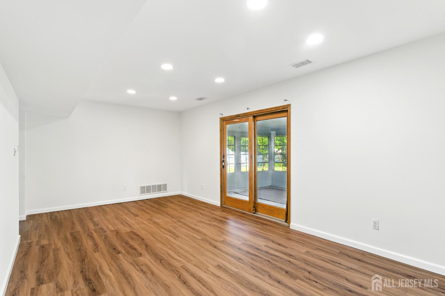 1682 Taylor Drive, North Brunswick, New Jersey image 40