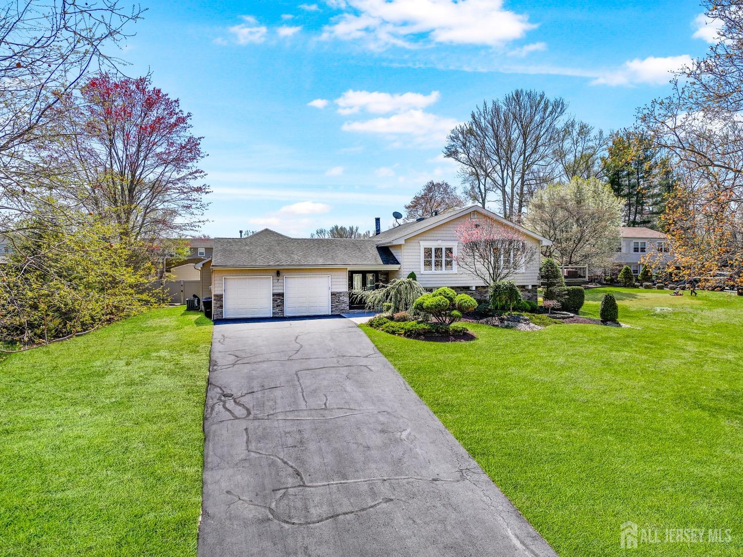 7 Arthurs Court, Manalapan, New Jersey image 2