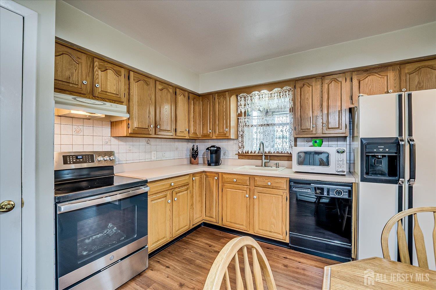 Fords, New Jersey 08863, United States, 4 Bedrooms Bedrooms, ,2 BathroomsBathrooms,Residential,Active,163321