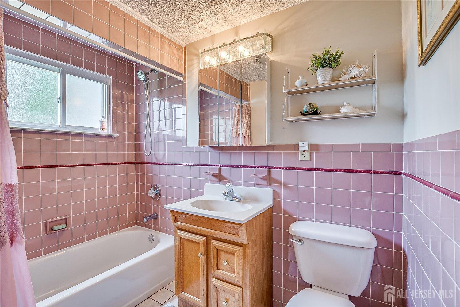 Fords, New Jersey 08863, United States, 4 Bedrooms Bedrooms, ,2 BathroomsBathrooms,Residential,Active,163321