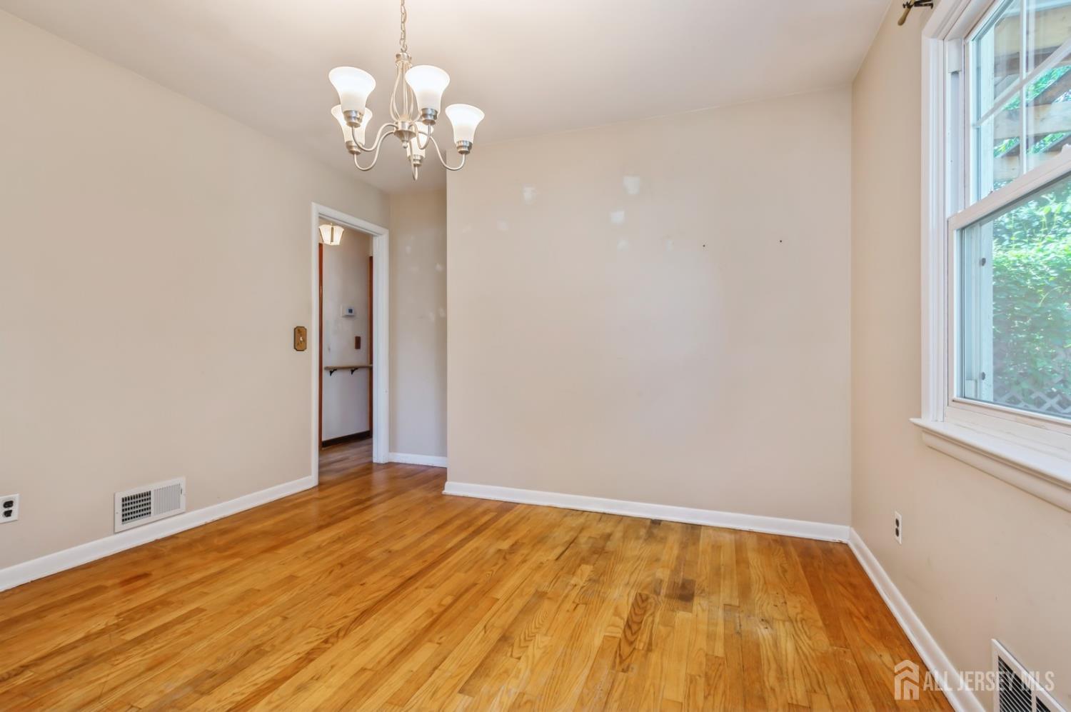 South Bound Brook, New Jersey 08880, United States, 3 Bedrooms Bedrooms, ,1 BathroomBathrooms,Residential,Active,160048