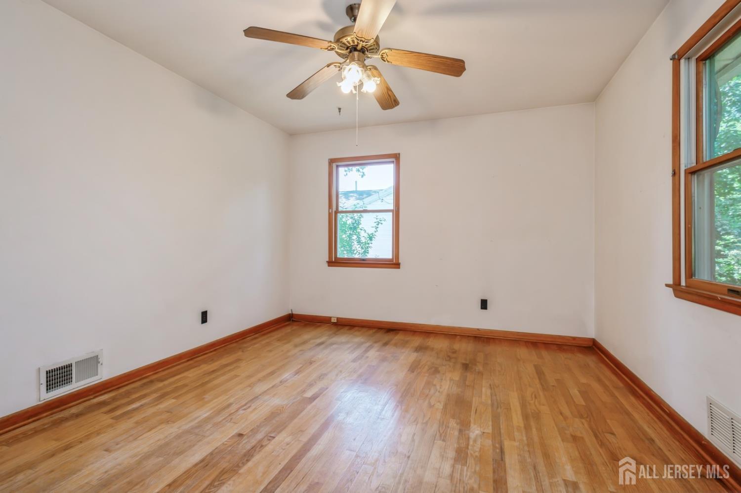 South Bound Brook, New Jersey 08880, United States, 3 Bedrooms Bedrooms, ,1 BathroomBathrooms,Residential,Active,160048