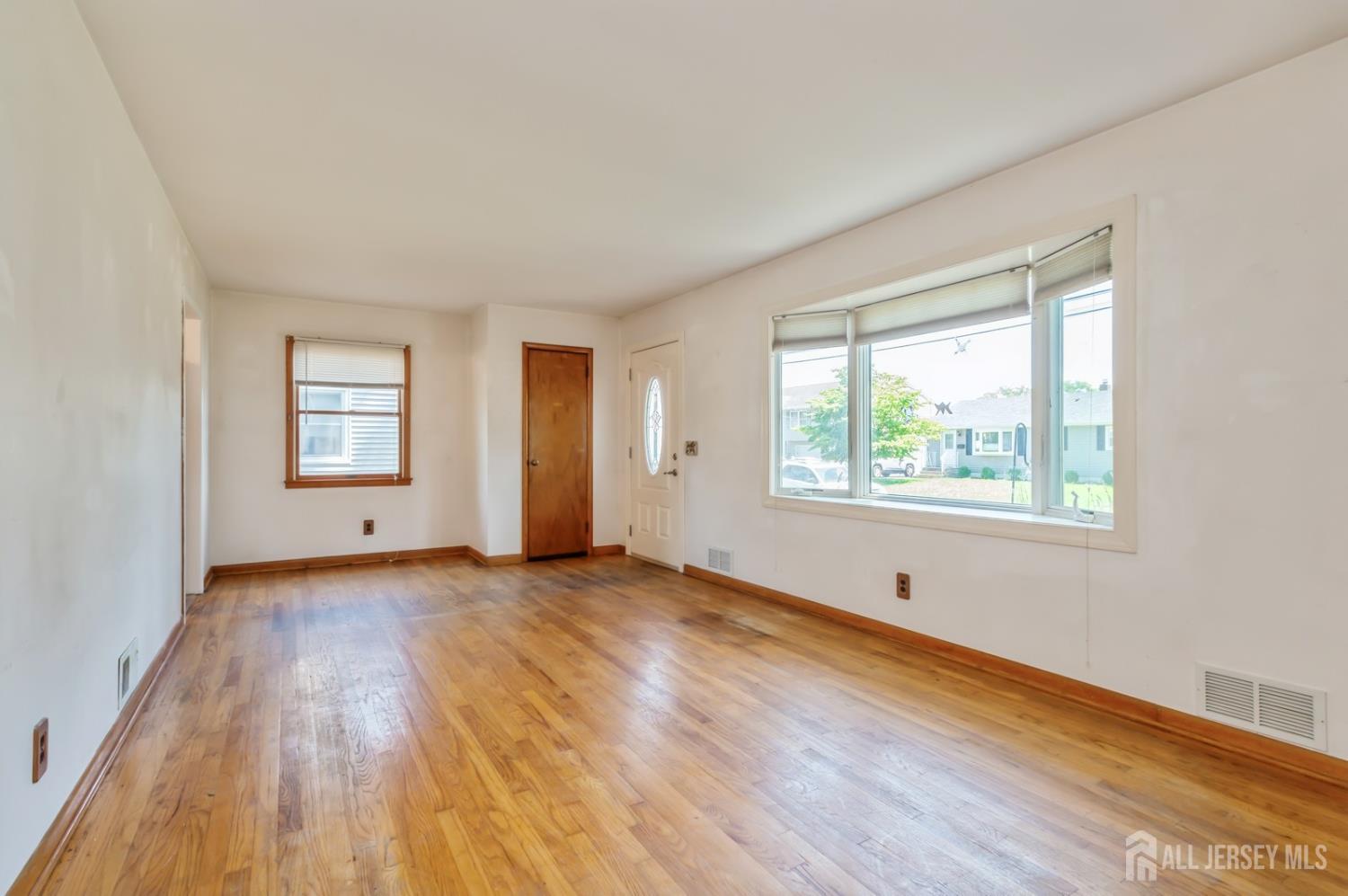 South Bound Brook, New Jersey 08880, United States, 3 Bedrooms Bedrooms, ,1 BathroomBathrooms,Residential,Active,160048