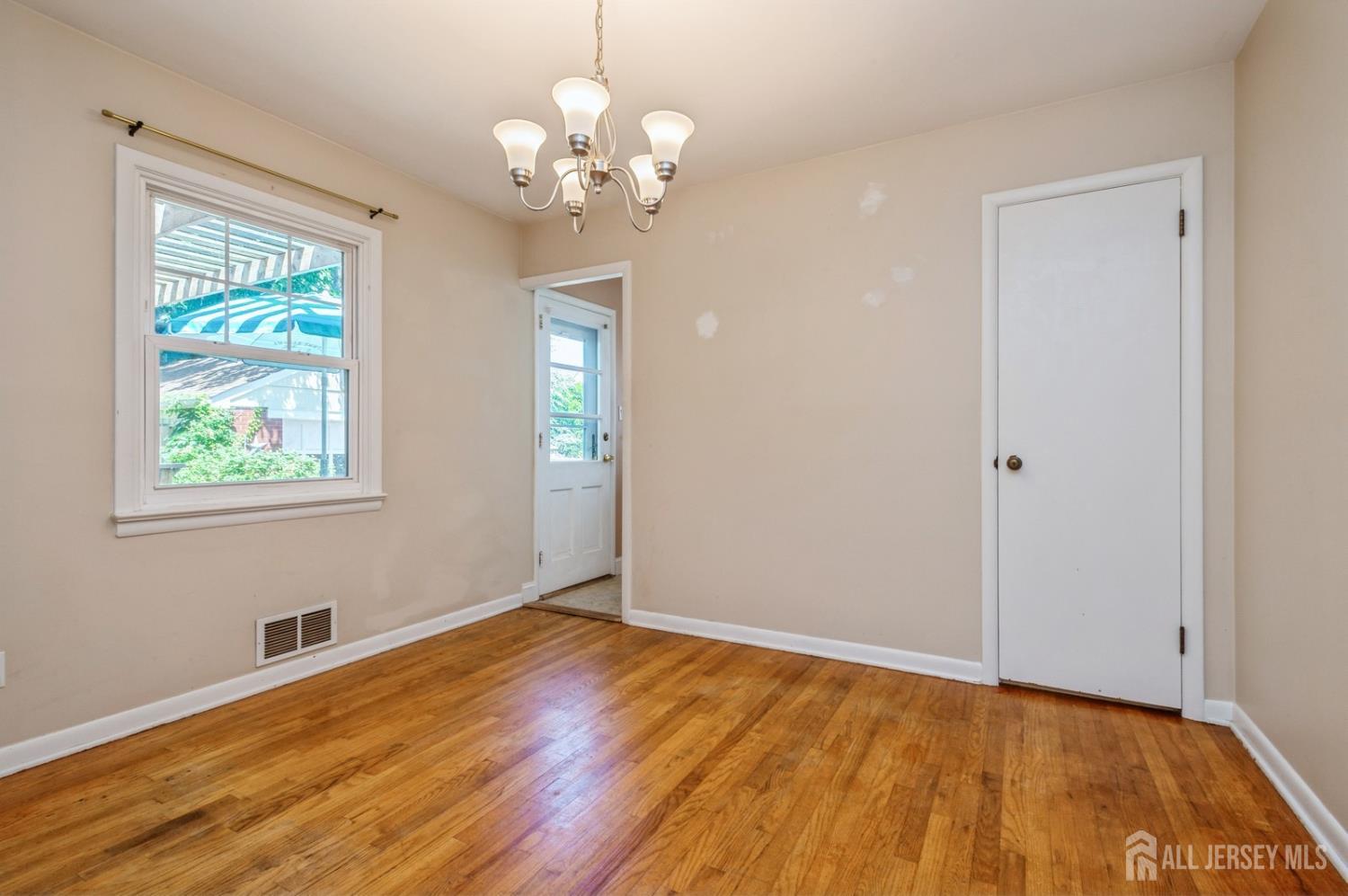 South Bound Brook, New Jersey 08880, United States, 3 Bedrooms Bedrooms, ,1 BathroomBathrooms,Residential,Active,160048