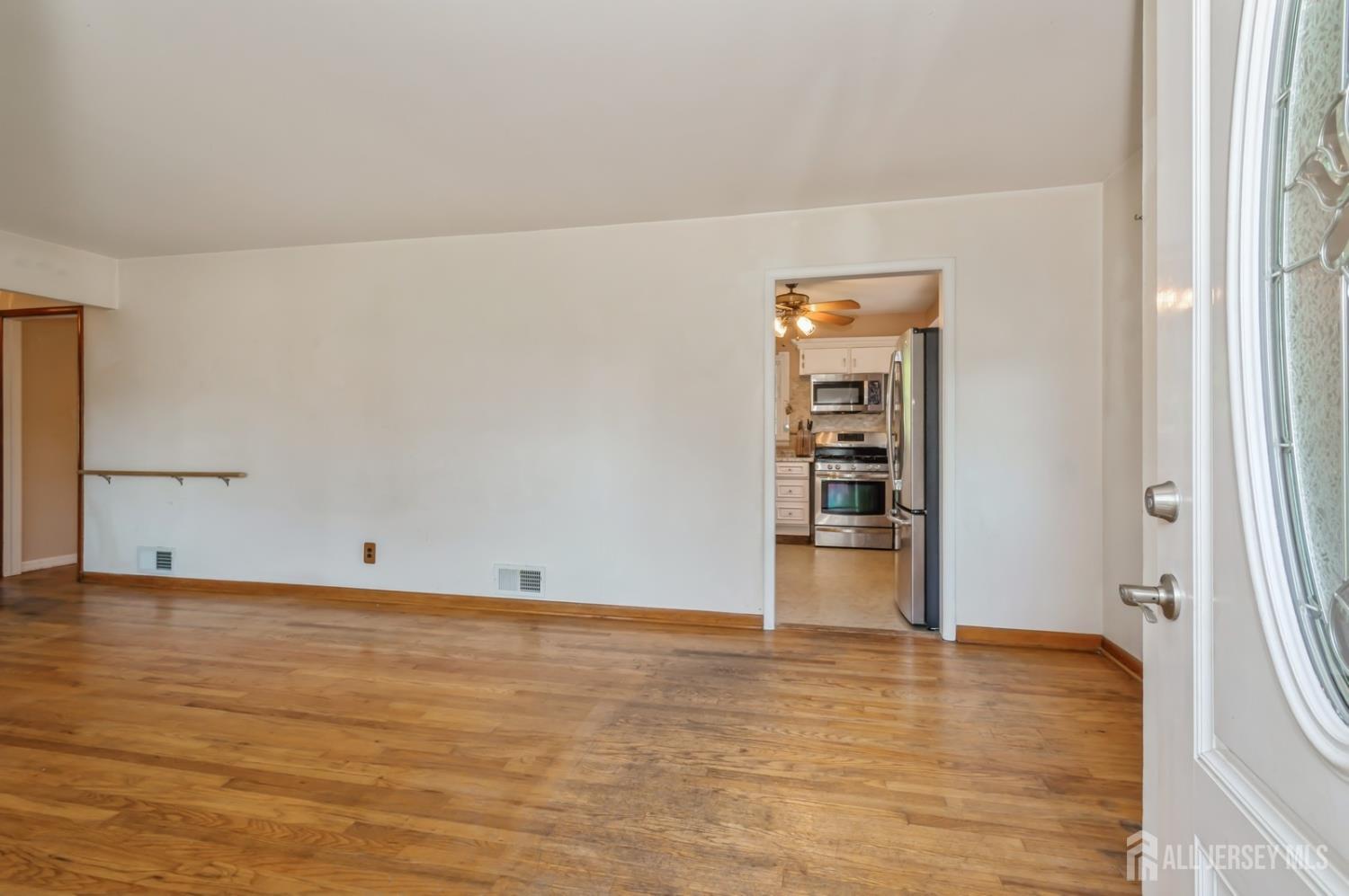 South Bound Brook, New Jersey 08880, United States, 3 Bedrooms Bedrooms, ,1 BathroomBathrooms,Residential,Active,160048