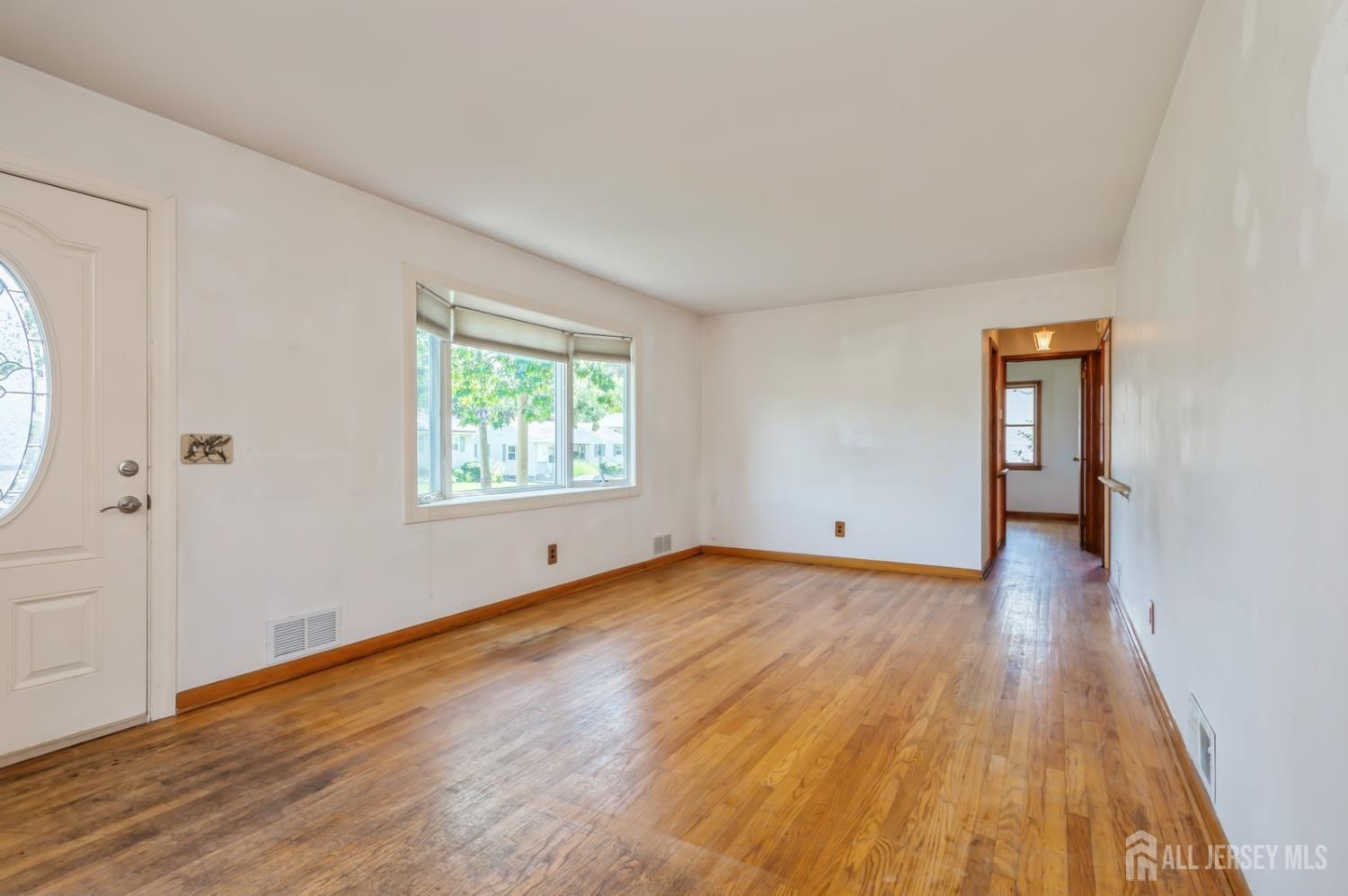 South Bound Brook, New Jersey 08880, United States, 3 Bedrooms Bedrooms, ,1 BathroomBathrooms,Residential,Active,160048