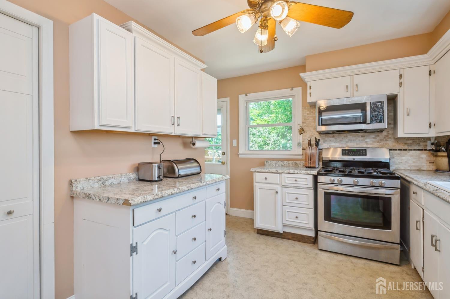 South Bound Brook, New Jersey 08880, United States, 3 Bedrooms Bedrooms, ,1 BathroomBathrooms,Residential,Active,160048