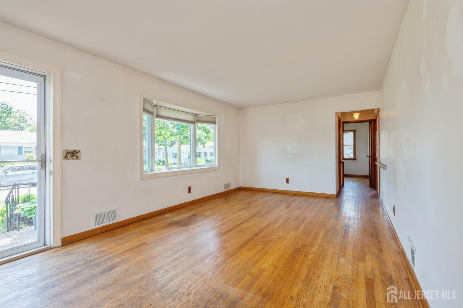 South Bound Brook, New Jersey 08880, United States, 3 Bedrooms Bedrooms, ,1 BathroomBathrooms,Residential,Active,160048