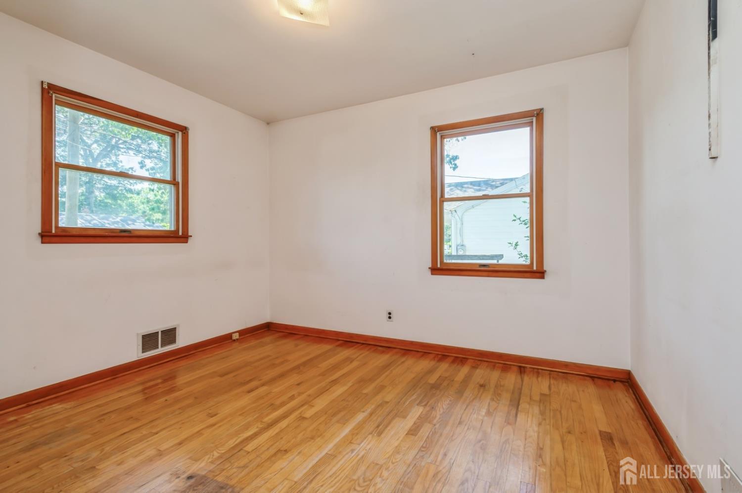 South Bound Brook, New Jersey 08880, United States, 3 Bedrooms Bedrooms, ,1 BathroomBathrooms,Residential,Active,160048