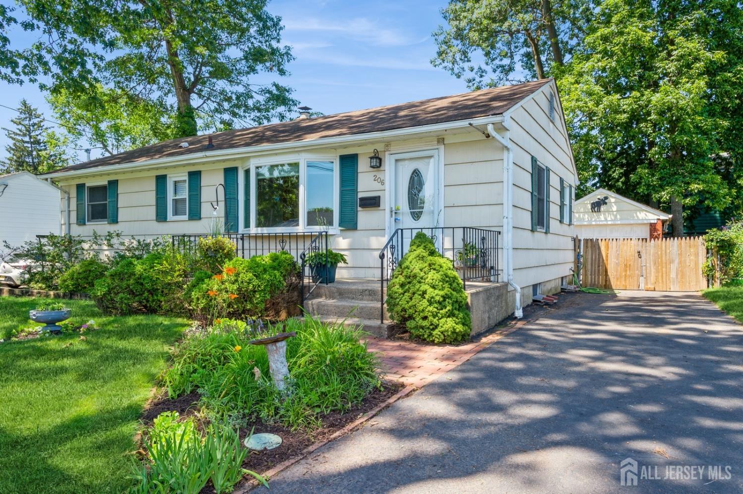 South Bound Brook, New Jersey 08880, United States, 3 Bedrooms Bedrooms, ,1 BathroomBathrooms,Residential,Active,160048