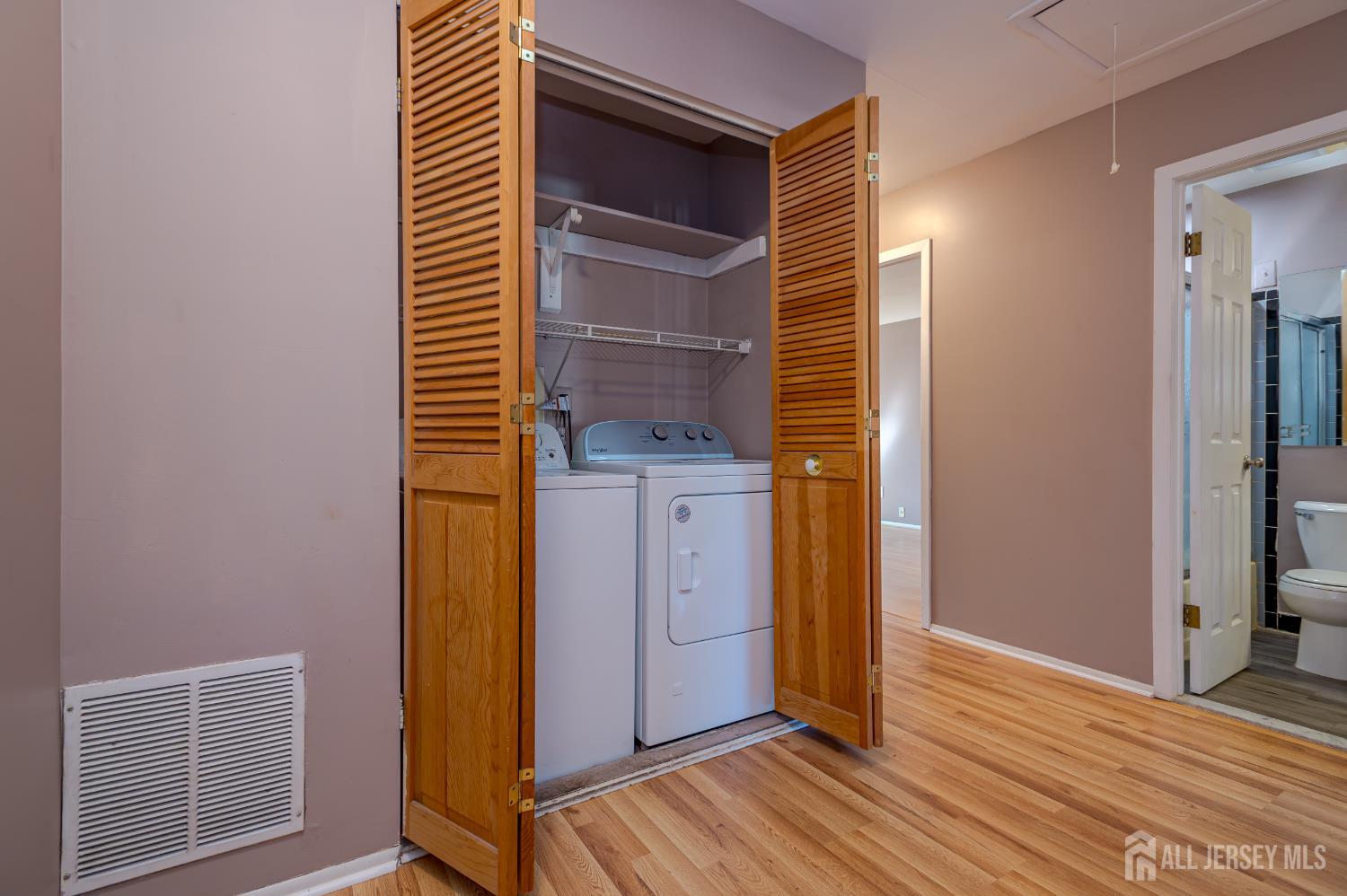 Edison, New Jersey 08817, United States, 3 Bedrooms Bedrooms, ,3 BathroomsBathrooms,Residential,Pending,202389