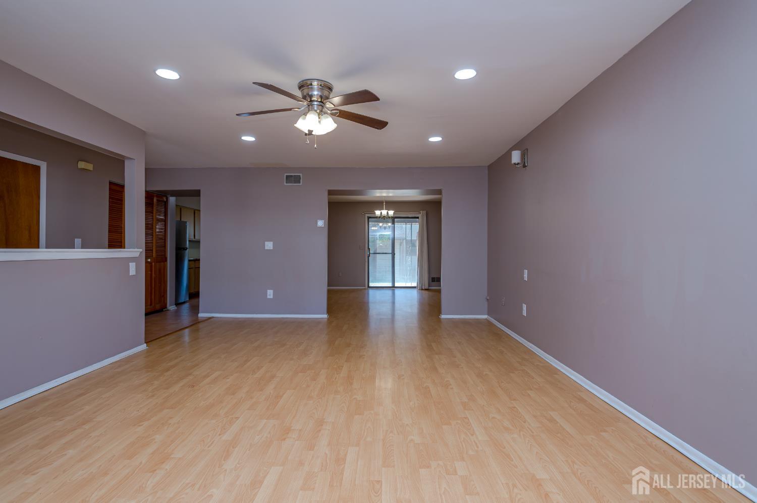 Edison, New Jersey 08817, United States, 3 Bedrooms Bedrooms, ,3 BathroomsBathrooms,Residential,Pending,202389