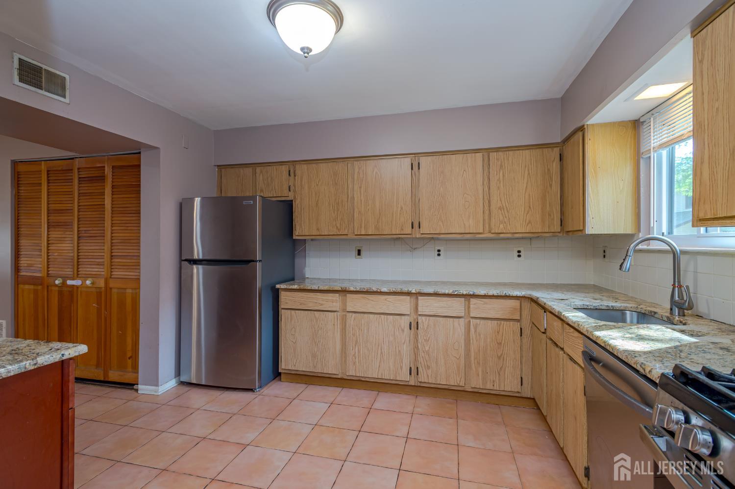 Edison, New Jersey 08817, United States, 3 Bedrooms Bedrooms, ,3 BathroomsBathrooms,Residential,Pending,202389