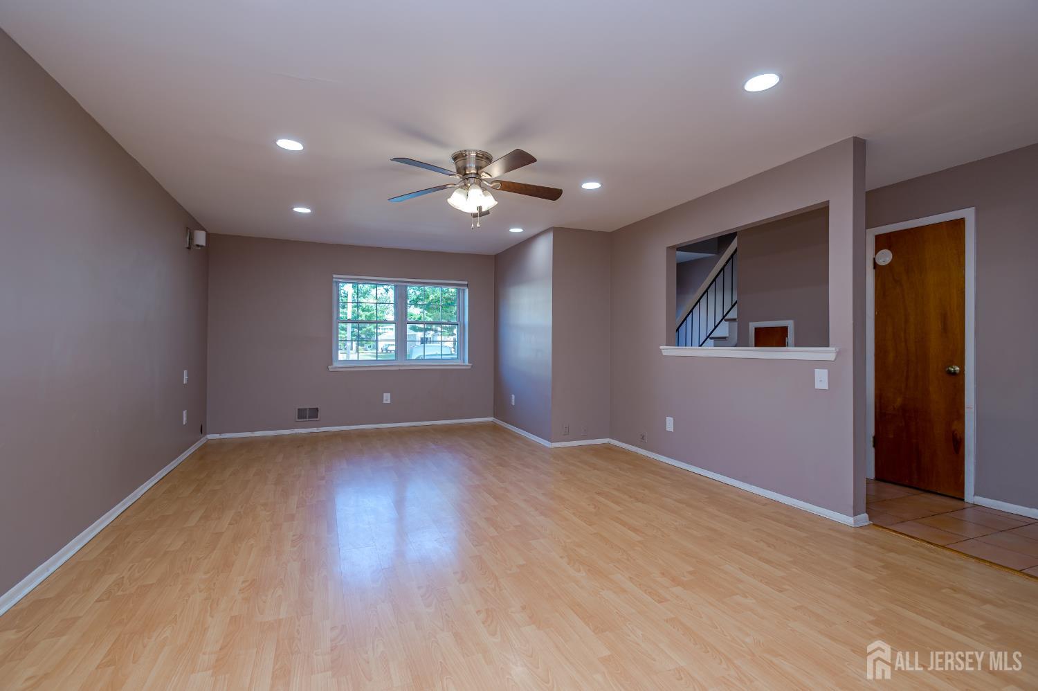 Edison, New Jersey 08817, United States, 3 Bedrooms Bedrooms, ,3 BathroomsBathrooms,Residential,Pending,202389