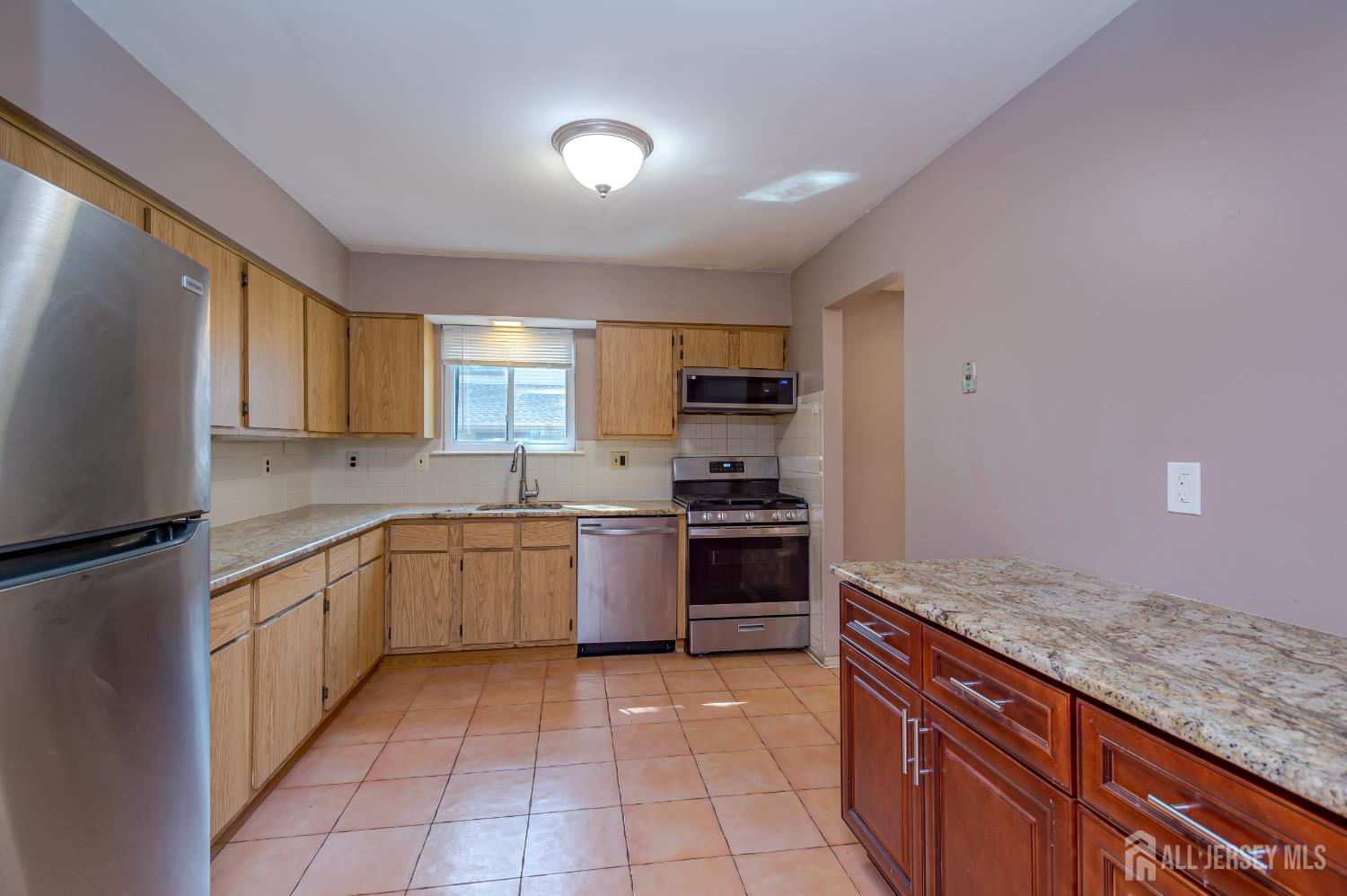 Edison, New Jersey 08817, United States, 3 Bedrooms Bedrooms, ,3 BathroomsBathrooms,Residential,Pending,202389