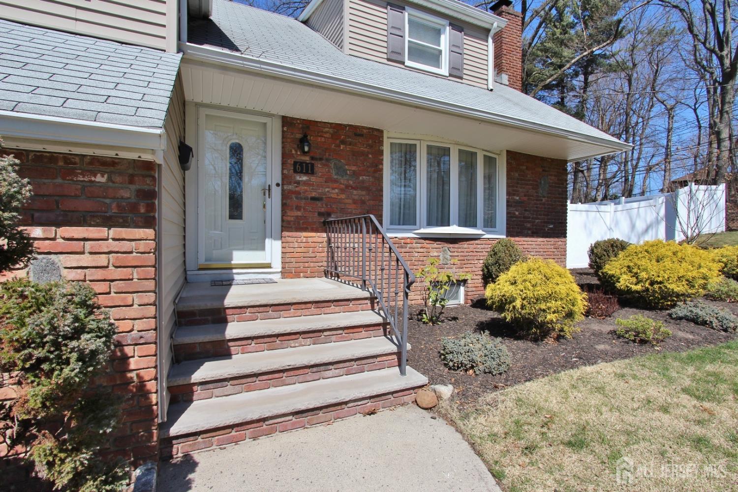 South Plainfield, New Jersey 07080, United States, 3 Bedrooms Bedrooms, ,4 BathroomsBathrooms,Residential,Pending,224660