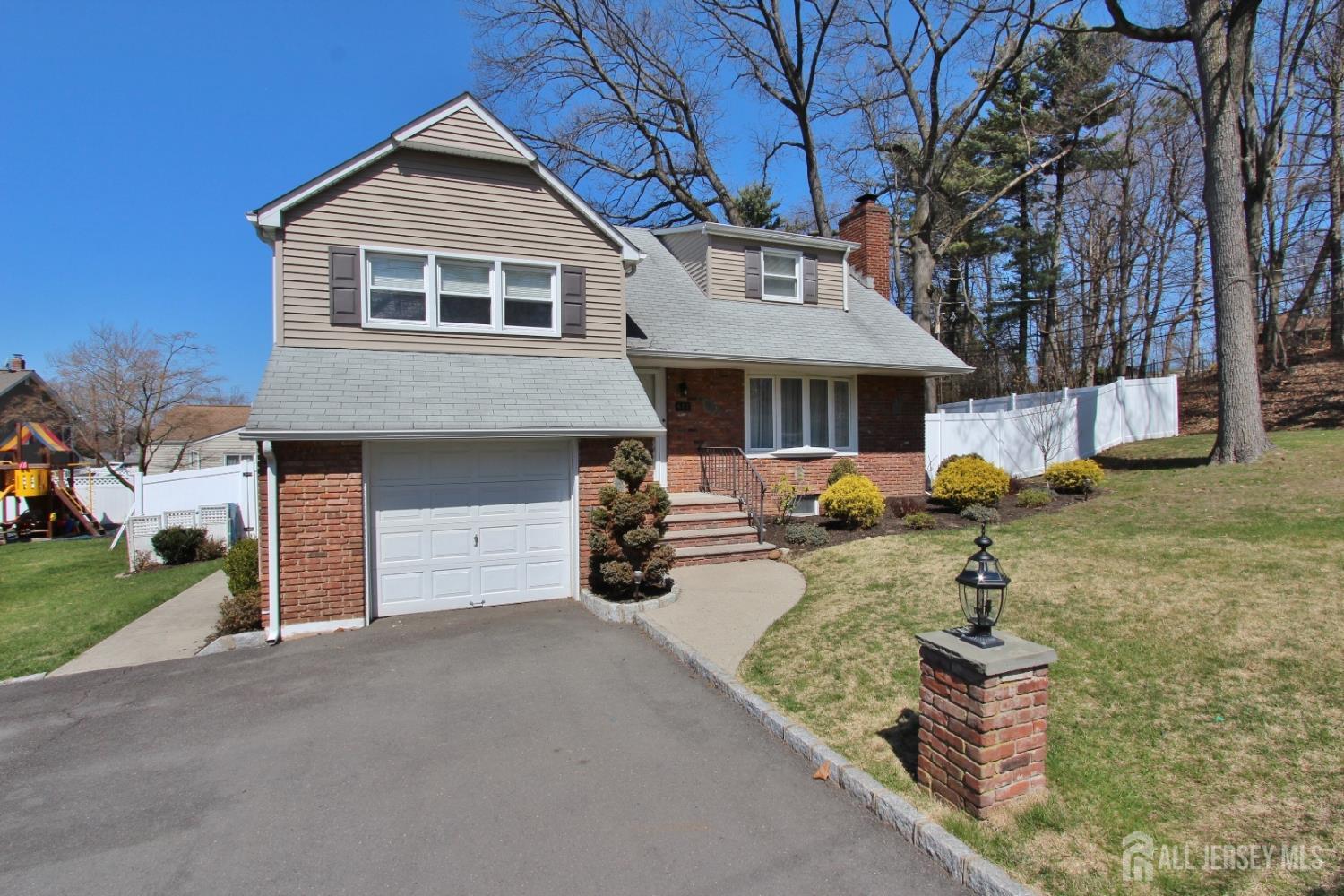 South Plainfield, New Jersey 07080, United States, 3 Bedrooms Bedrooms, ,4 BathroomsBathrooms,Residential,Pending,224660