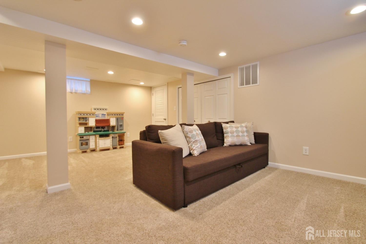 South Plainfield, New Jersey 07080, United States, 3 Bedrooms Bedrooms, ,4 BathroomsBathrooms,Residential,Pending,224660