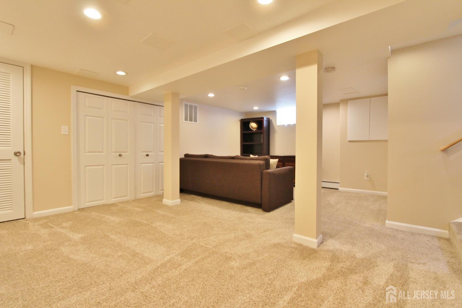 South Plainfield, New Jersey 07080, United States, 3 Bedrooms Bedrooms, ,4 BathroomsBathrooms,Residential,Pending,224660